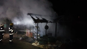 Incendiu devastator! Opt mașini și două case distruse de flăcări