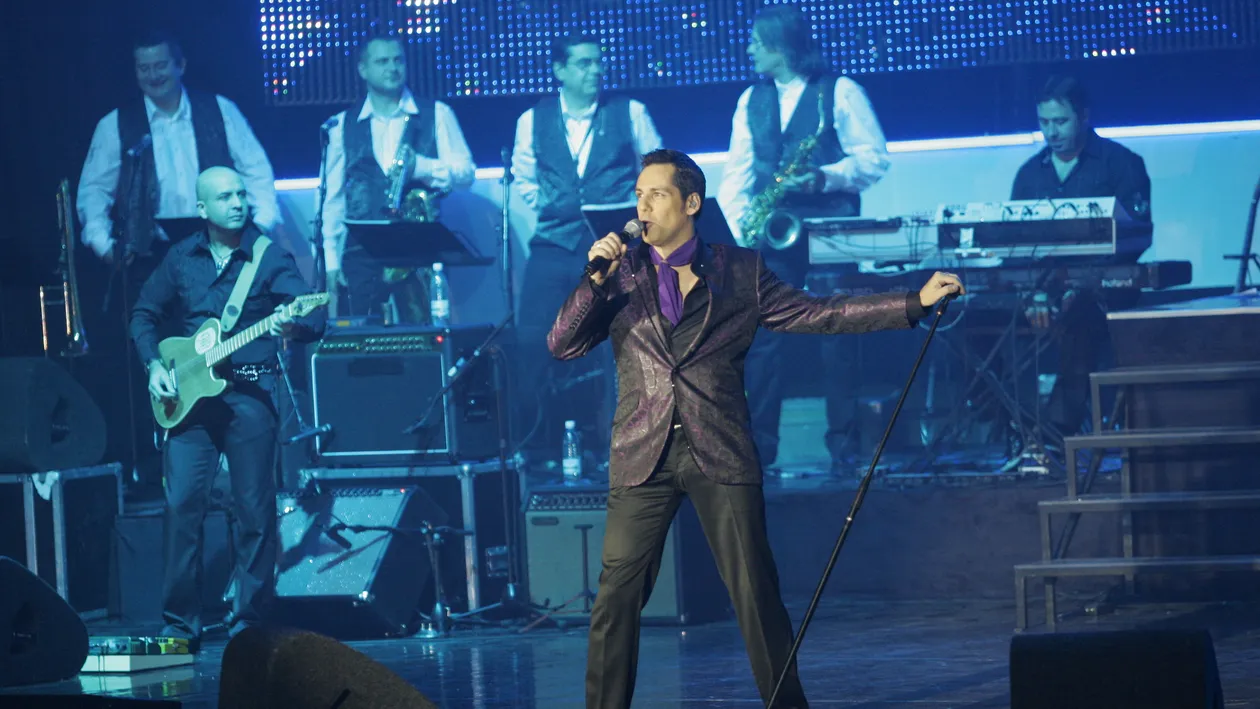 Mereu la patru ace, Banica Jr. are o colectie impresionanta de costume. Vezi aici cele mai spectaculoase tinute ale artistului