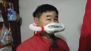 Noua modă, în plină pandemie! Un frizer din Wuhan a creat o „mască” dintr-o sticlă de plastic și din hârtie igienică