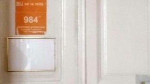 Ironie! Pe usile primariei condusa de Sorin Apostu scrie: "Aici nu se ia mita!"