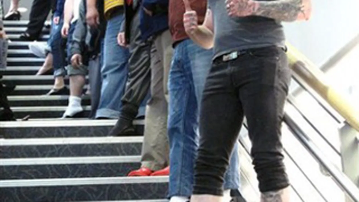 Barbatii au protestat pe tocuri