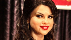 Uite ce statuie nereusita are Selena Gomez! Cantareata a fost imbatranita cu ani buni!