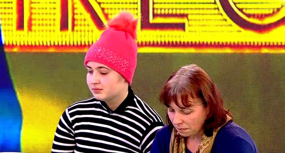 FOTO / Gestul ei i-a făcut pe mulţi să izbucnească în plâns! Ce i-a dăruit Simona Gherghe unei adolescente care suferă de o boală teribilă