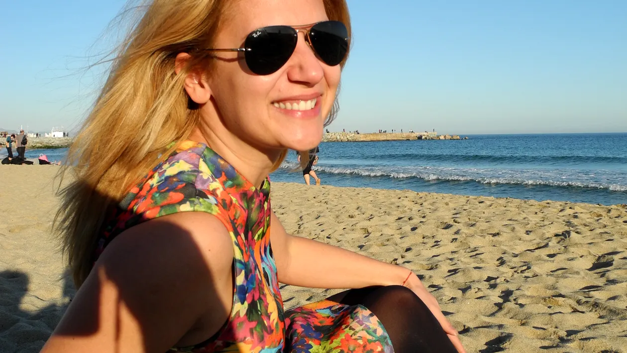 Amalia Enache a inceput anul pe plaja din Barcelona! Uite ce inedit a petrecut!