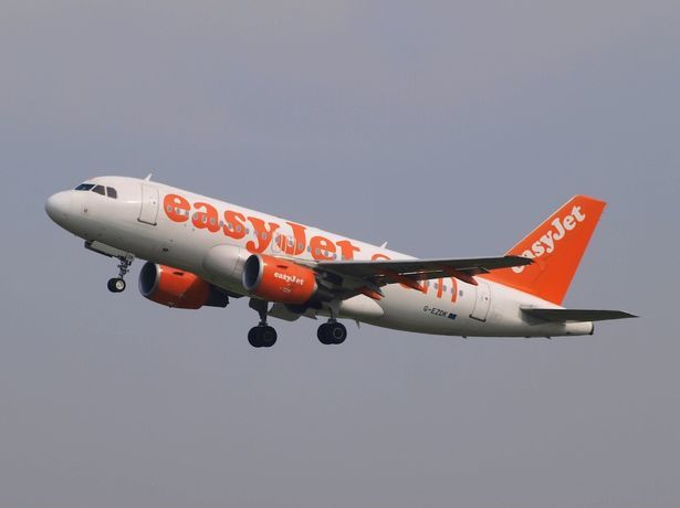 A filmat un moment şocant, chiar înainte ca avionul să decoleze! Ce făcea de fapt un tehnician care fusese chemat să repare motorul