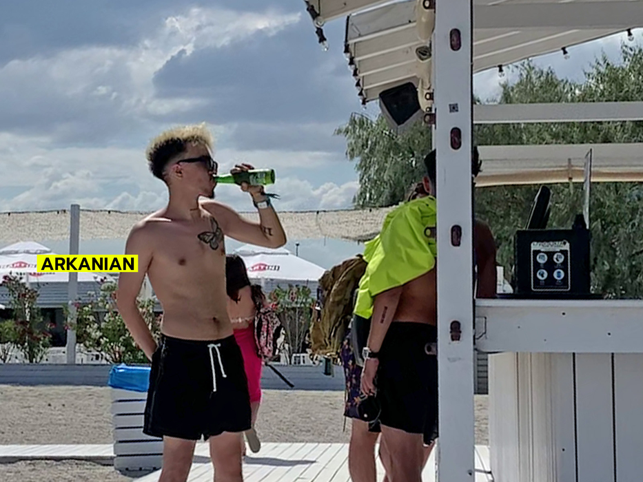 Arkanian se răcorește cu o bere