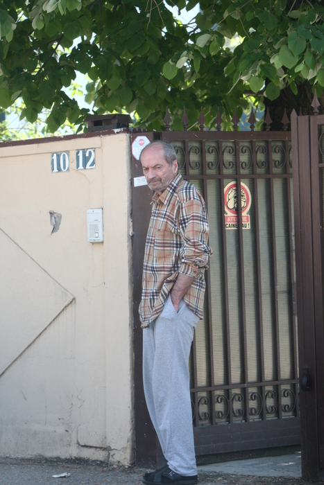 Toni Antoni, în fața casei, în timp ce aștepta poștărița