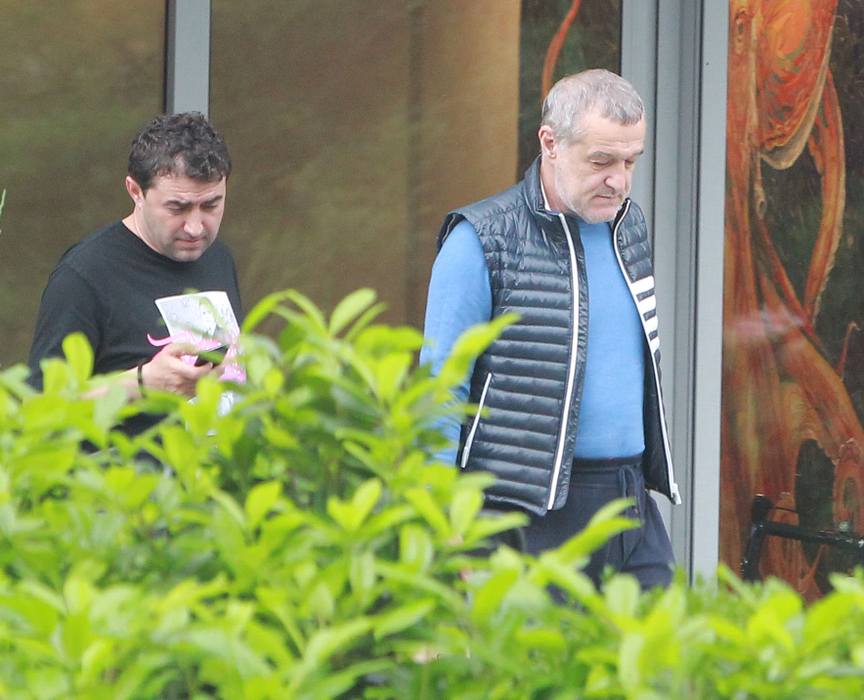 Pe Gigi Becali nu l-a interesat vizita Papei Francisc! În timp ce Suveranul Pontif se afla în București, milionarul, sub atenta supraveghere a lui Ionuț Luțu, a ales să meargă la cumpărături