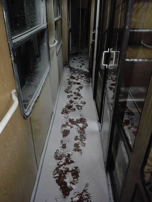„Parcă suntem pe pârtie!“ Acest bărbat le-a arătat tuturor zăpada de câţiva centrimetri dintr-un tren cu destinaţia Cluj-Napoca