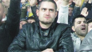 EXCLUSIV Detalii despre peluzarul huligan! "E dement si tare in pumn! Ceilalti doi aveau rol de diversiune sa-i prosteasca pe stewarzi". Afla cu ce se ocupa cand nu da cu pumnul!
