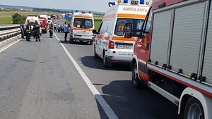 Cinci răniţi, după ce o ambulanţă aflată în misiune s-a ciocnit violent cu o maşină în Timiş