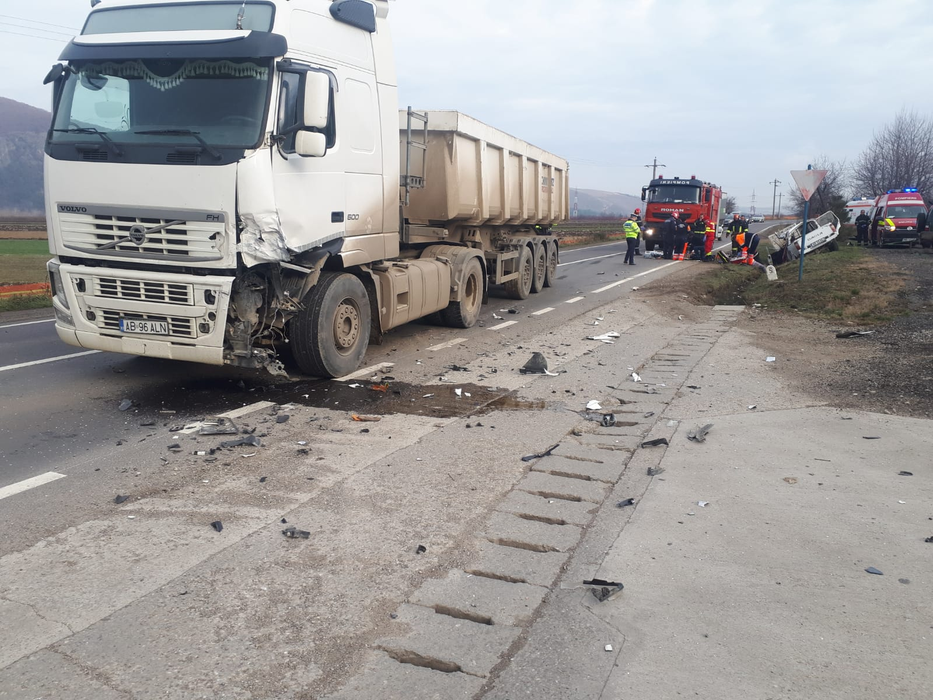 Accident nimicitor între o Dacie 1310 și un TIR! O femeie însărcinată și un bărbat au murit. A fost solicitat elicopterul SMURD pentru unul dintre răniți