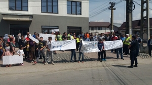 VIDEO. Sute de romi au ieșit în stradă, la Românești. Scandează "Jos balastierele" și spun rugăciuni