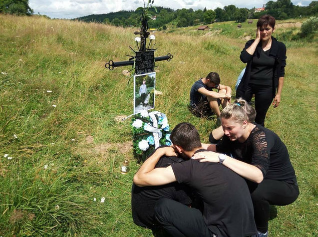 Apropiaţii au dorit să îi aducă un ultim omagiu adolescentului de 16 ani