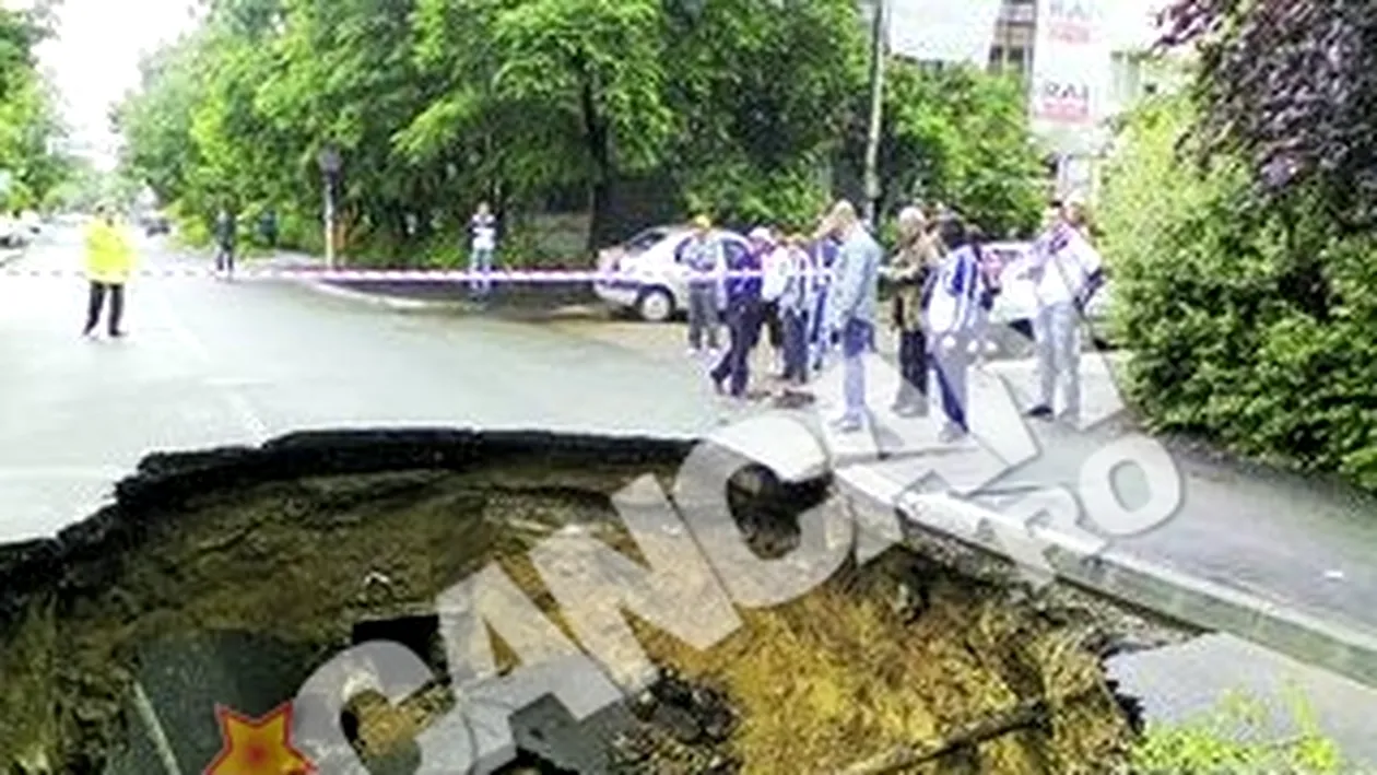 Imagine incredibila la Galati! Crater de 10 metri in mijlocul strazii