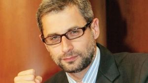 VIDEO EXCLUSIV. I-au scos emisiunea din grilă, dar... Cunoscutul prezentator TV s-a "reprofilat"! Cum a fost filmat la un chef cu lăutari