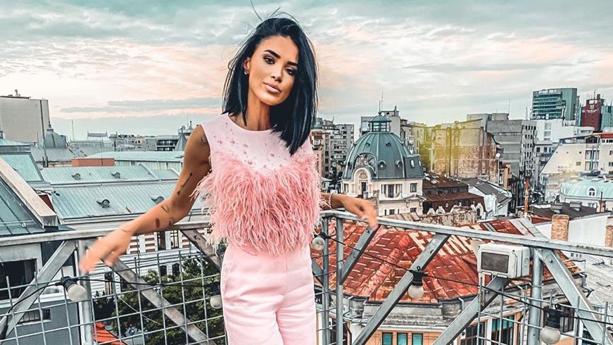Adelina Pestrițu a cedat în fața criticilor dure făcute de un internaut! Reacția vedetei nu a trecut neobservată de unii dintre fani