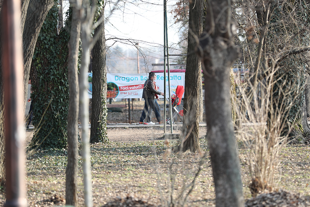 Andreea Pană şi Costică Constanda, în parc, cu copilul lor