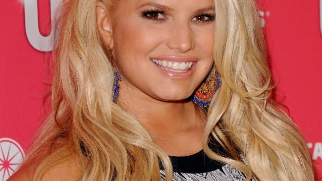 Nu ai s-o recunoşti fără machiaj! Uite-o pe Jessica Simpson complet naturală! E de speriat sau nu?