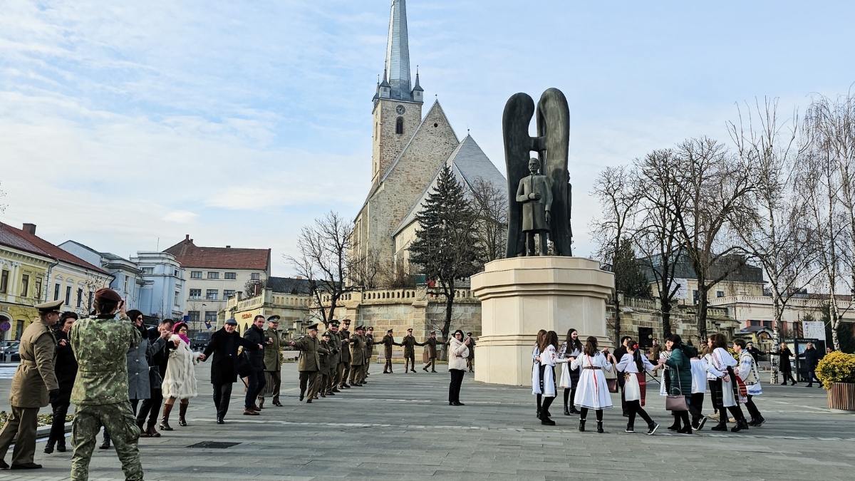 Elevi în costume populare, ținuți în frig la Dej de Mica Unire. Au fost puși să cânte și să facă poze cu aleșii locali, care erau bine îmbrăcați