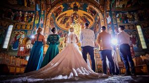 Câţi bani trebuie să dai la biserică pentru o nuntă, în 2023? Taxa de cununie religioasă o plătesc naşii