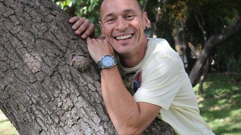 Fostul câştigător de la „Ferma vedetelor“ e… „băiat rău“. Şi-a tatuat şi ultimul centimetru de piele de pe mâini!