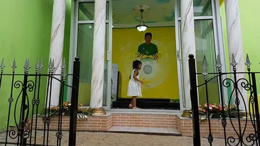 EXCLUSIVITATE. Ce a făcut soţia ”leului” cu puţinii bani de la Dinamo. Imagini în premieră de la mormântul fotbalistului. Văduva lui Ekeng a…