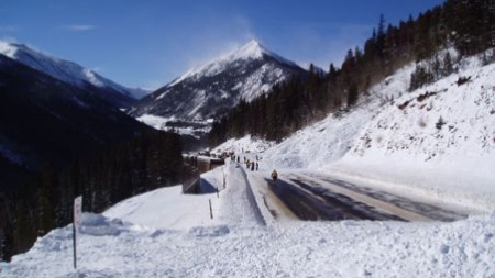 Avalanşă în Vâlcea. Vezi drumurile blocate de zăpadă în ţară şi care sunt cele care trebuie evitate