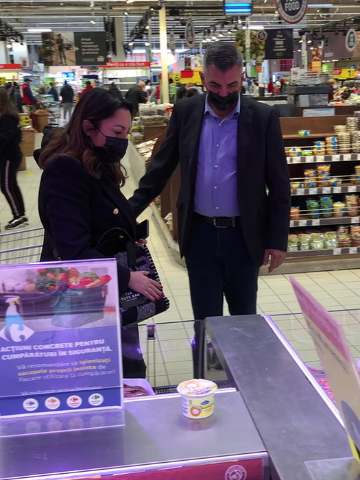 Andra Măruță a mers cu "ajutoare" să cumpere dulciuri și jucării pentru copii