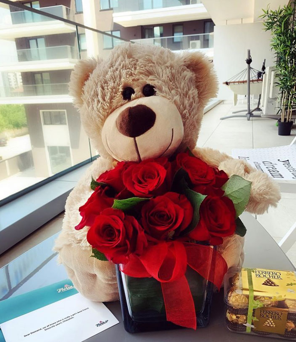 Milionarul are foarte mare grijă de iubita lui, căreia îi face diverse cadouri