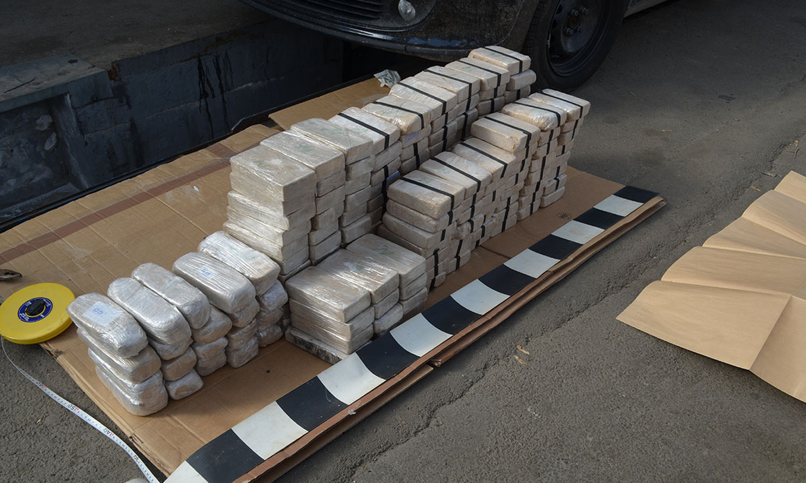 Olandezii au încercat să intre în țară cu 84 de kilograme de droguri