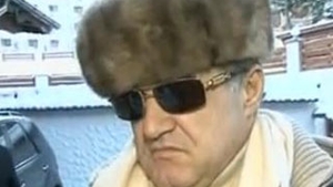 Gigi Becali lanseaza moda "cu caciula de astrahan si ochelari de soare"! Uite-l cat de tare poate sa arate