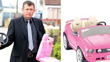 S-a urcat mort de beat la volan si a fost oprit de politie pentru ca sofa o masinuta Barbie!