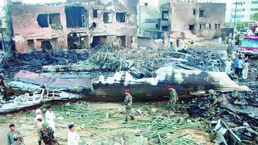 Un avion s-a prabusit peste case