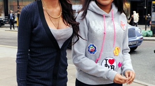 Fina lui Amy Winehouse a interpretat piese ale artistei la un festival din Marea Britanie