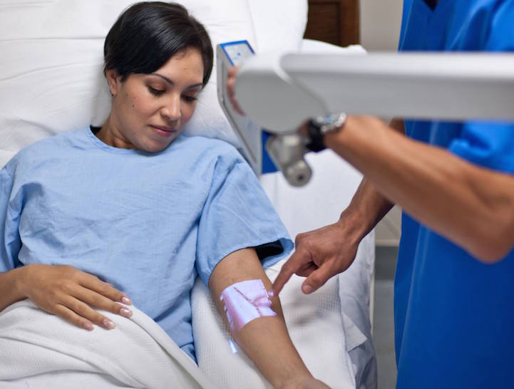 O nouă invenţie în cadrul medical! Dispozitivul care îţi arată unde sunt venele
