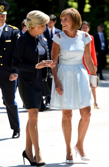 Brigitte Macron discutând cu Carmen Iohannis