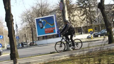 Si-a dat limuzina de lux pe o bicicleta! Gabi Balint, intr-o ipostaza rara! Sigur nu-l recunosti!