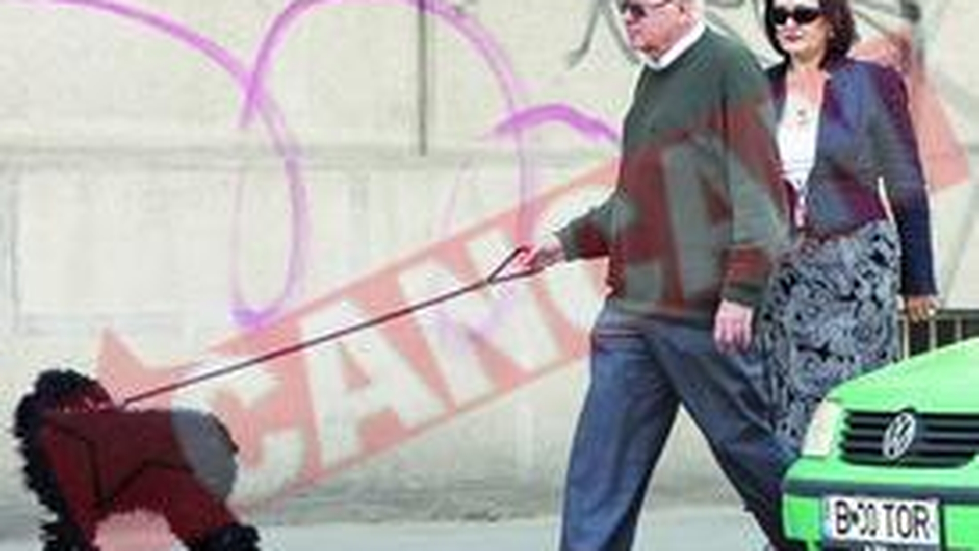 Babiuc, la plimbare cu sotia si canisul