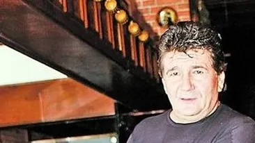 Costel Constantin, parintele striptease-ului romanesc, are o mare tristete. Abandonat de fetele care au innebunit Bucurestiul