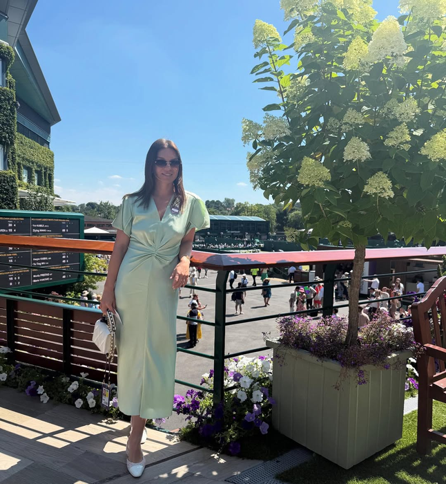 Câți euro costă rochia pe care Simona Halep a purtat-o la Wimbledon 2025. E creația Victoriei Beckham!
