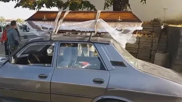 VIDEO / Scene care le-au dat fiori! Un bărbat a pus sicriul cu fratele mort pe plafonul maşinii şi a mers aşa pe străzi! Cum s-a încheiat plimbarea macabră