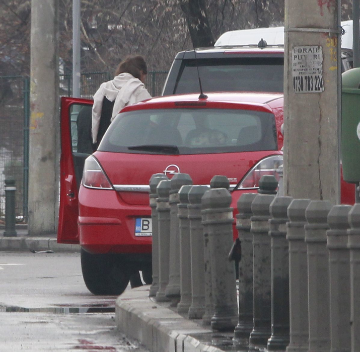 Laura Teodoru se împarte cu brio între cei doi milionari din viaţa ei: actualul iubit - celebrul Stelu ANRP şi fostul partener şi tată al fiicei ei - Adrian Ispravnic.
