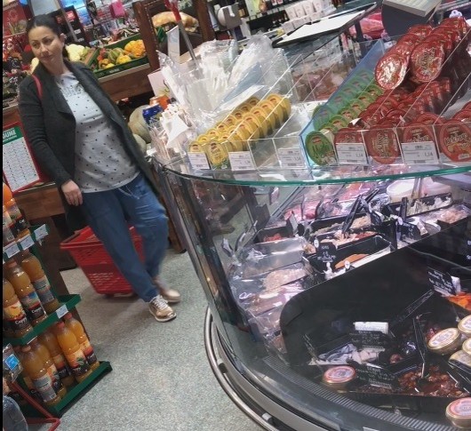Gabriela Cristea a ”valsat” printre rafturi, bucurându-se la maximum de partida de shopping