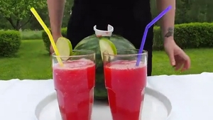 Video! Nu o sa iti vina sa crezi cum iti faci cea mai tare bautura dintr-un pepene!