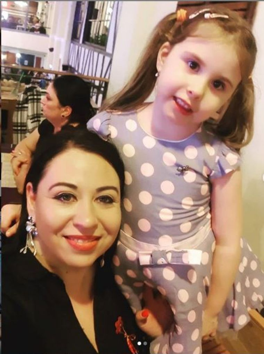 Oana Roman, pusă la zid de internauți, după ce a postat un video cu fetița ei: “Nu dans pe mese și manele“