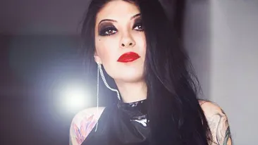 Povestea teribila a romancei care a ajuns topul celor mai sexy femei tatuate din lume! Cum a trecut de sinuciderea care a socat-o