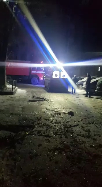 Explozie urmată de incendiu într-un bloc din Găeşti. Localnicii au fost evacuați de urgență | FOTO