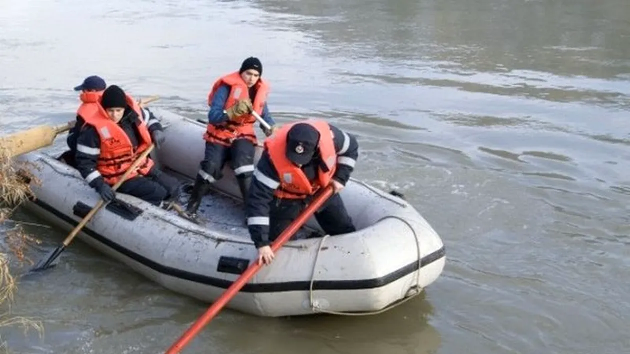 Patru persoane aflate pe o barcă în derivă, salvate de angajații ISU Constanța