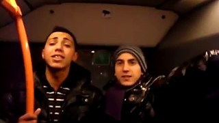 Trec tiganii, trec... Cativa cocalari de Ferentari dau concert de manele in autobuz! Vezi  cum ii "terorizeaza" pe ceilalti pasageri